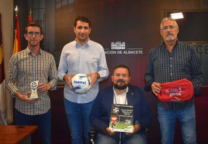 El diputado provincial de Deportes, Dani Sancha, junto al alcalde rodense (también vicepresidente provincial), Juanra Amores, y al director de la Escuela de Fútbol Base de la localidad, Pedro Martínez.