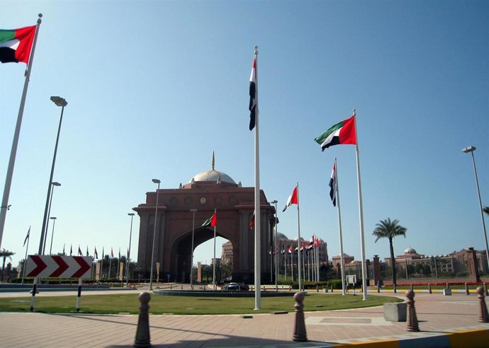 Archivo - Banderas de Emiratos Árabes Unidos (EAU) en la ciudad de Abú Dhabi