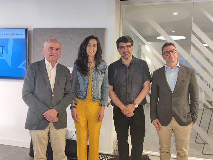 El presidente del Consell de Cambres de Catalunya, Jaume Fbrega; la presidenta de la Cámara de Barcelona, Mnica Roca; el presidente de la fundació.Cat, Genís Roca, y el director general, Roger Serra, en rueda de prensa