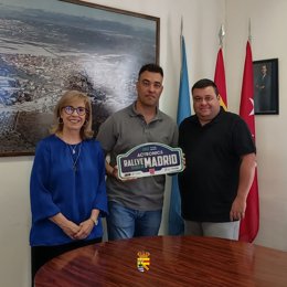 La alcaldesa de El Molar con el presidente de la Escudería Centro, D. Ricardo Sánchez Lamas