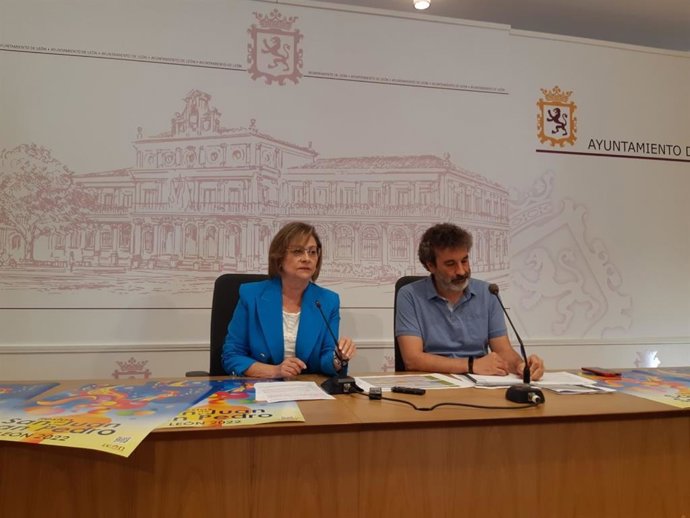 La concejal de Acción y Promoción Cultural del Ayuntamiento de León, Evelia Fernández, -a la izquierda- presenta la programación de las Fiestas de San Juan y San Pedro.