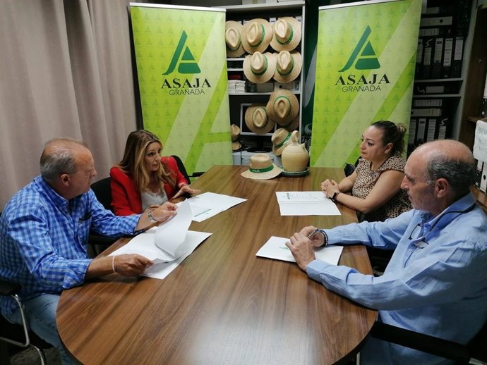La cabeza de lista de Cs al Parlamento de Andalucía por la provincia Granada, Concha Insúa, se reúne con representantes de Asaja Granada.