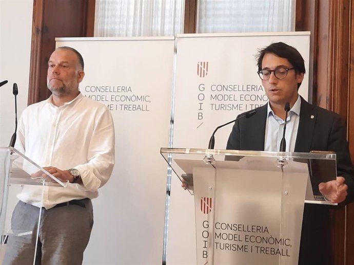 El conseller de Modelo Económico, Turismo y Trabajo, Iago Negueruela, con el director de Modelo Económico y Trabajo, Lloren Pou, en rueda de prensa.