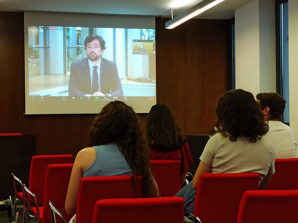 El presidente de la Comisión de Asuntos Jurídicos del Parlamento Europeo, Adrián Vázquez (Cs) en una rueda de prensa organizada por la Oficina del Parlamento Europeo en Barcelona y el Diari Barcelona de la UPF.