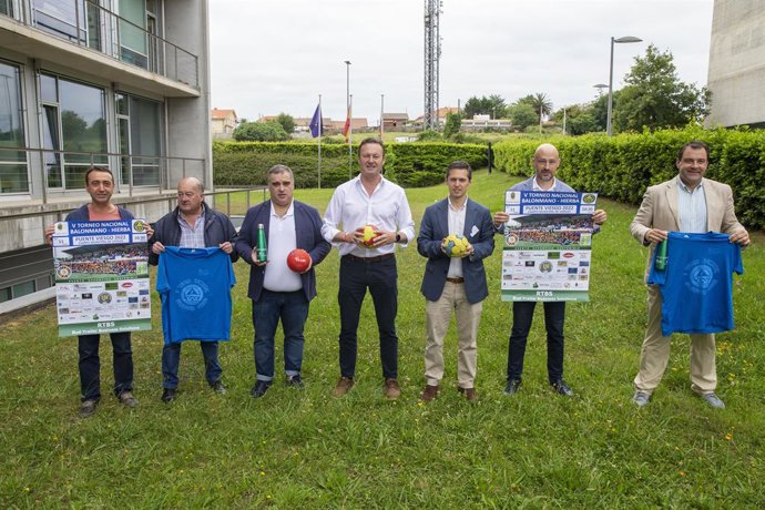 El consejero deMedio Ambiente, Guillermo Blanco; el alcalde de Puente Viesgo, Óscar Villegas, y el director general de Deporte, Mario Iglesias, presentan el V Torneo Nacional de Balonmano Hierba de Puente Viesgo