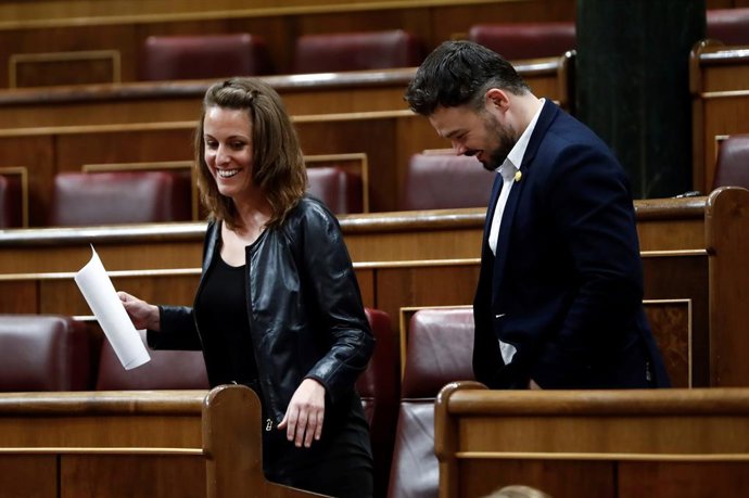 Archivo - El portaveu parlamentari d'ERC, Gabriel Rufián, i la diputada de la CUP Mireia Vehí