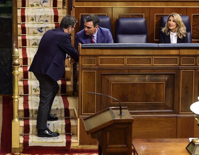 Archivo - El ministro de la Presidencia, Félix Bolaños, y el presidente del Gobierno, Pedro Sánchez, conversan en una sesión plenaria en el Congreso de los Diputados,