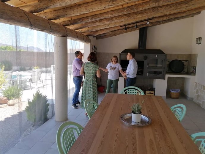 El director general de la PAC, Juan Pedro Vera (1d), durante su visita a la Casa Rural Chirreas, en Caravaca de la Cruz, acondicionada con fondos Leader.