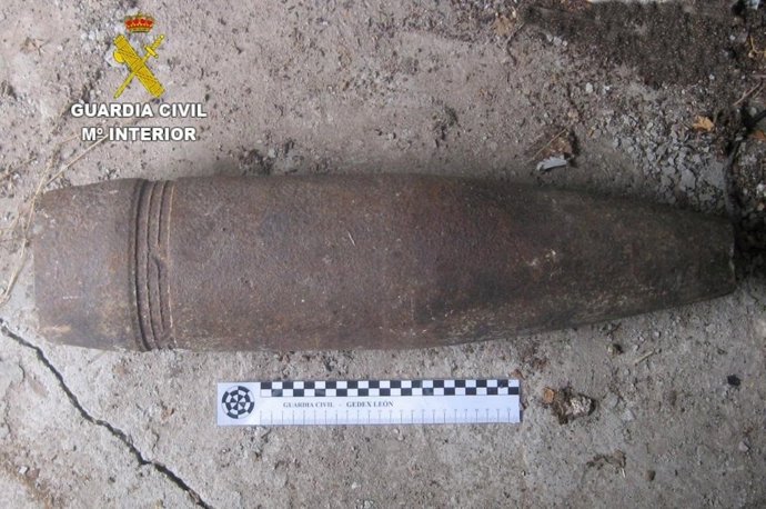 Los Tedax de la Guardia Civil destruyen un proyectil de artillería hallado en Molinaseca (León).