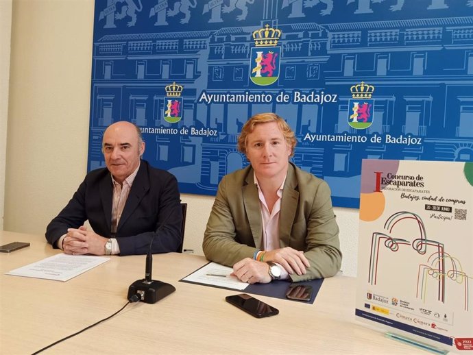 El alcalde de Badajoz, Ignacio Grajera, y el presidente de la Cámara de Comercio de Badajoz, Mariano García, en rueda de prensa