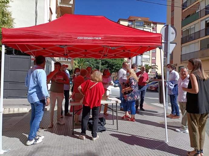 Reparto de material del PSOE de Huelva en el barrio de Los Rosales de la capital.