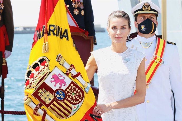 Su Majestad la Reina con la Enseña Nacional momentos antes de la entrega al Comandante de la Fuerza de Guerra Naval Especial
