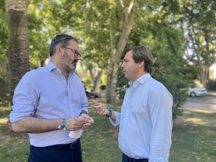 Antonio Repullo y Adolfo Molina en el entorno de los Baños Califales del Alcázar.