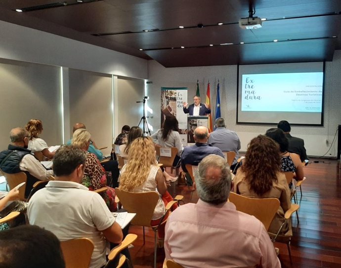 El director general de Turismo, Francisco Martín, presenta la Guía  para Embellecer los Destinos Turísticos de Extremadura