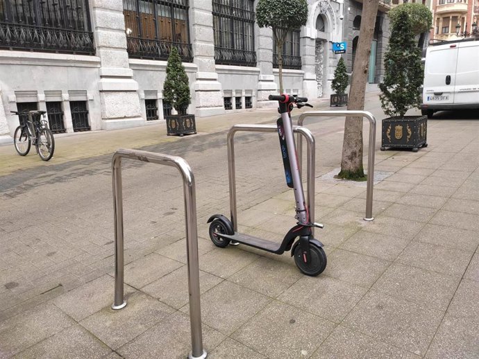 Archivo - Patinete eléctrico aparcado en Oviedo.
