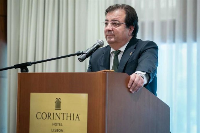 El presidente de la Junta, Guillermo Fernández Vara, en el encuentro con empresarios en un hotel en Lisboa.