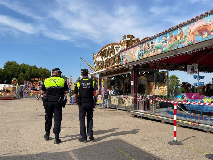 Archivo - Atracciones en el recinto ferial de Jaén en una foto de archivo.