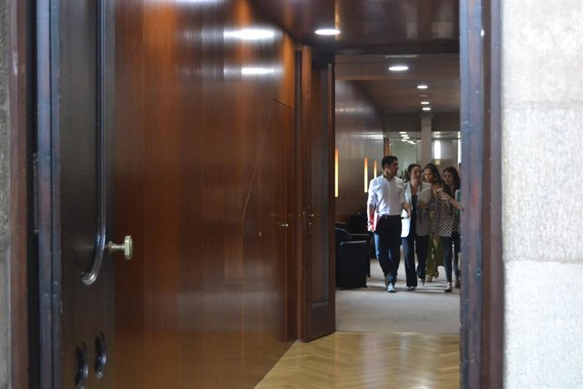 Els portaveus dels grups del PSC, ERC, els comuns i Junts després de signar la proposició de llei sobre el català