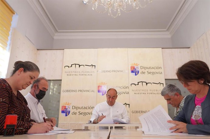 De Vicente (C) firma los convenios con los representantes de los cuatro grupos de Acción Local de Segovia.