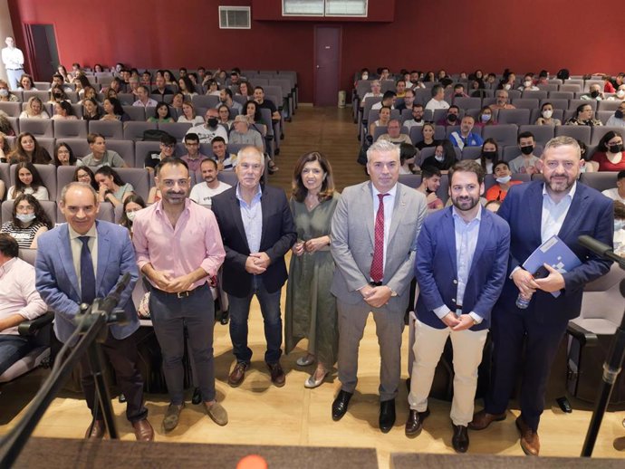 Víctor Montoro (tercero por la dcha.), entre otras autoridades, en la inauguración de la jornada 'Guadalinfo 2022. Sostenibilidad programada'.