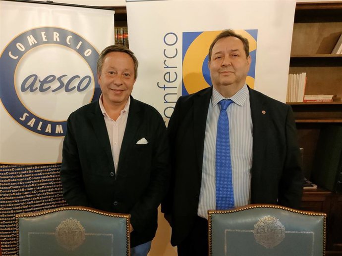 El presidente de Conferco, Adolfo Sainz (i), y el presidente de la Cámara de Comercio de Salamanca, Benjamín Crespo (d), en el Colegio Arzobispo Fonseca de Salamanca.