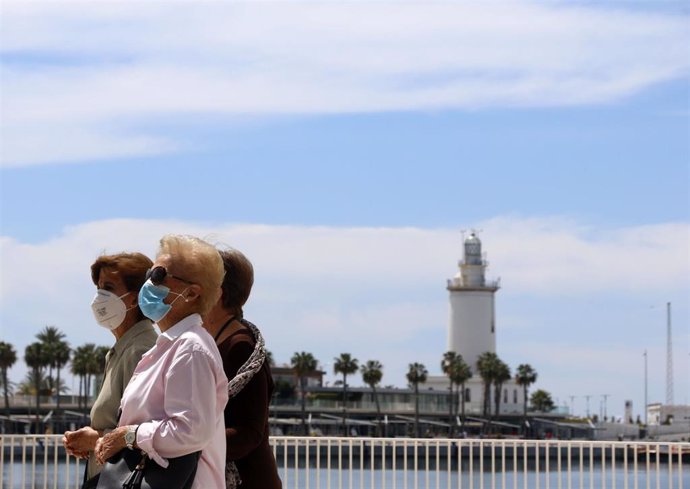 Archivo - Mujeres pasean por el Muelle  en Málaga 