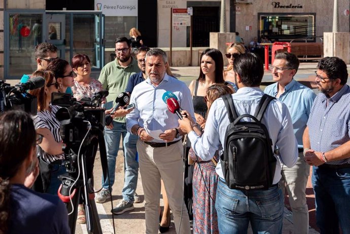 Lorenzo (PSOE) hace declaraciones a los medios en Almería