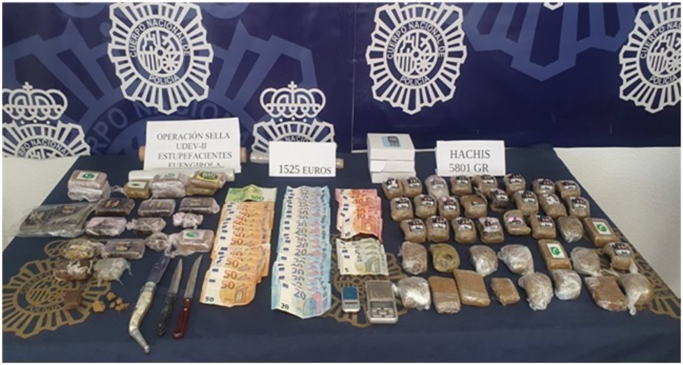 Efectos intervenidos por agentes de la Policía Nacional en un domicilio de Fuengirola que tres hermanos utilizaban como punto de venta de drogas.