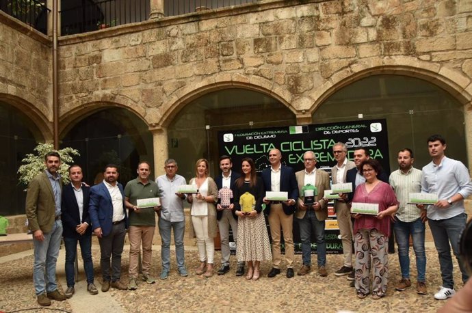 La consejera de Turismo, Nuria Flores, y otras autoridades en la presentación de la Vuelt Ciclista a Extremadura