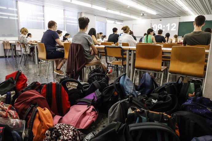 ESTUDIANTES SE PRESENTAN A EXAMINARSE DE LAS PAU ( PRUEBAS ACCESO UNIVERSIDAD) EN LA UPV. 