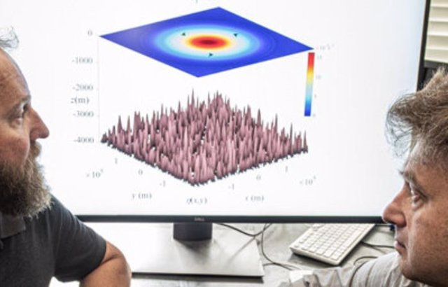 Investigadores con la simulación de anillo océanico