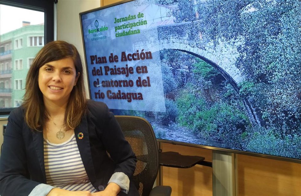 La edil de Desarrollo Sostenible y Medio Natural de Barakaldo, Alba Delgado, presenta las jornadas de participación ciudadana para el plan para poner en valor el entorno del río Cadagua.