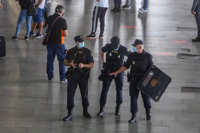 Archivo - Agentes de Policía Nacional vigilan la T4 del Aeropuerto Adolfo Suárez Madrid-Barajas, en Madrid