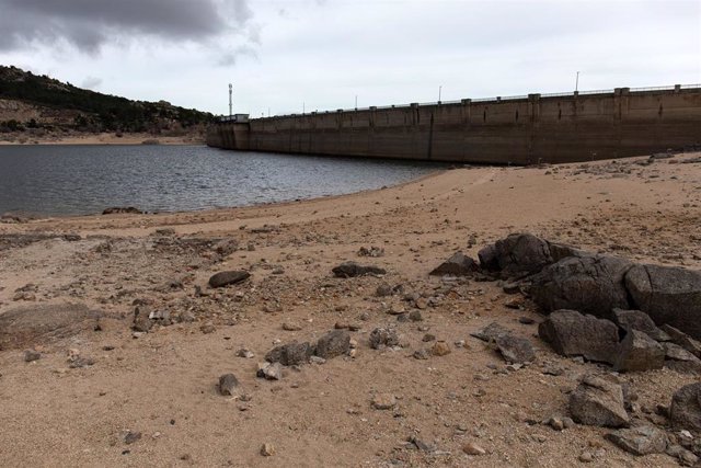 Archivo - Presa del embalse de Navacerrada, a 16 de febrero de 2022, en Madrid (España). Debido a la situación de anticiclón en España, la Comunidad de Madrid se encuentra en una media del 56,5% de capacidad en sus embalses, siendo el de Navacerrada el má