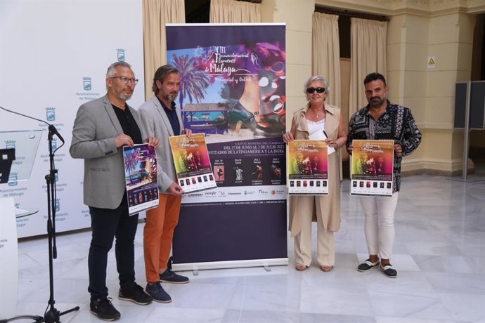 La concejala de Fiestas del Ayuntamiento de Málaga, Teresa Porras; el diputado de Cultura de la Diputación Provincial de Málaga, Víctor González; y el presidente de la EFA, Luis Guillermo Cortés , en rueda de prensa