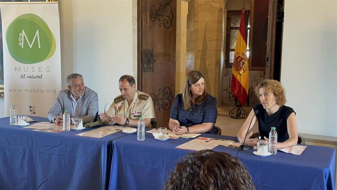 La directora de la Fundación Don Juan de Borbón, Noelia Gómez; la alcaldesa de Segovia, Clara Martín; el vicepresidente de la Diputación de Segovia, José María Bravo; y el coronel-director de la Academia de Artillería y coronel-alcaide del Alcázar.