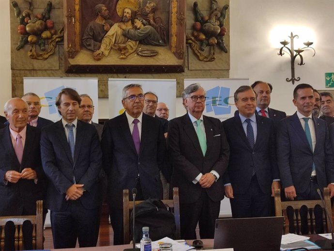 Miguel Corgos, conselleiro de Facenda e Administración Pública; José Carlos García de Quevedo, presidente del ICO; Juan Manuel Vieites, presidente de la CEG; y Francisco Botas, consejero delegado de Abanca, en una jornada de la CEG