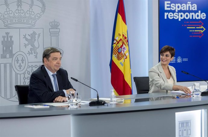 El ministro de Agricultura, Pesca y Alimentación, Luis Planas, y la ministra Portavoz, Isabel Rodríguez, comparecen tras la reunión del Consejo de Ministros, en La Moncloa.