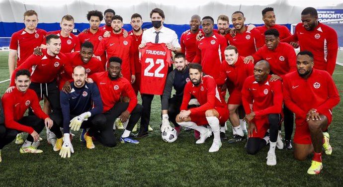 Archivo - La selección de fútbol de Canadá junto al presidente del país, Justin Trudeau