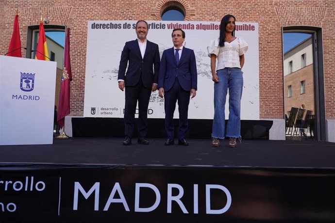 El alcalde de Madrid, José Luis Martínez-Almeida, y la vicealcaldesa, Begoña Villacís, junto al delegado de Desarrollo Urbano, Mariano Fuentes