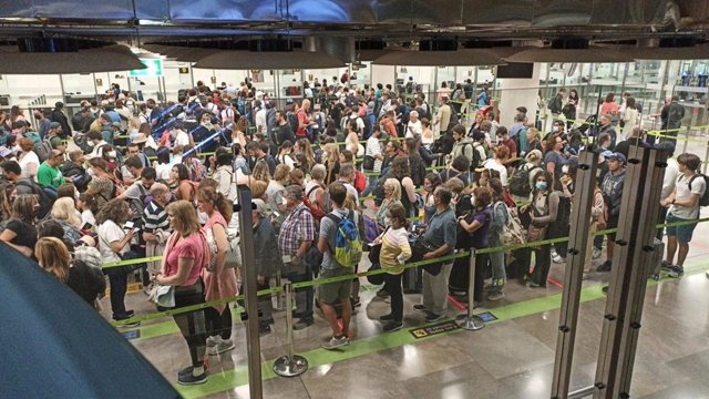 Colas en el control de pasaporte de Barajas.