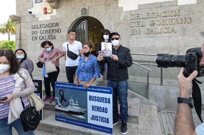 Familiares de las víctimas del Villa de Pitanxo, en un acto celebrado después de tres meses del naufragio del pesquero Villa de Pitanxo, ante la Delegación del Gobierno, a 13 de mayo de 2022, en A Coruña, Galicia (España). Familiares de los 21 mariner
