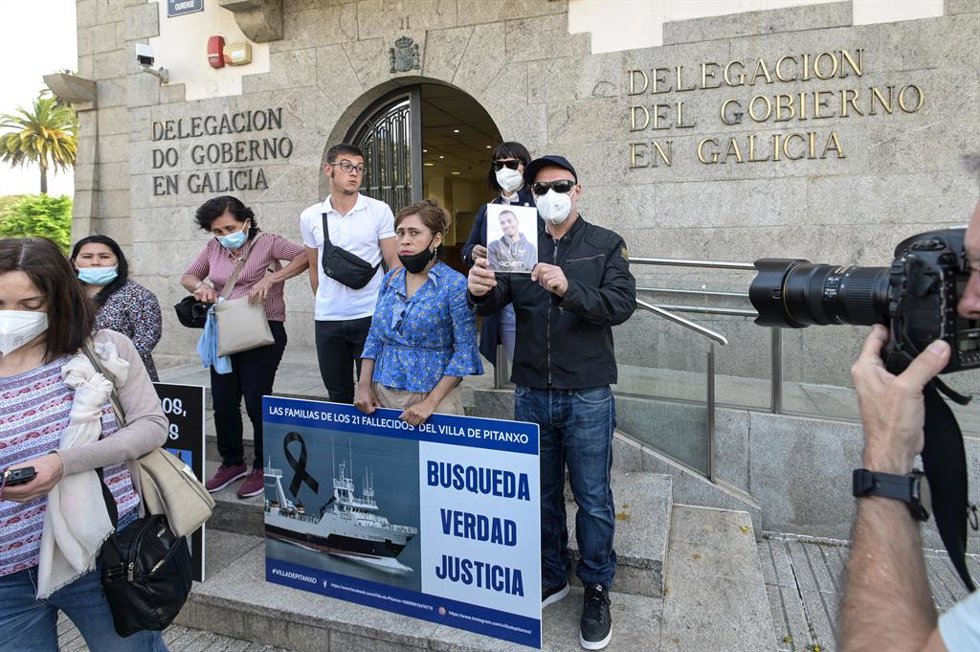 Familiares de las víctimas del Villa de Pitanxo, en un acto celebrado después de tres meses del naufragio del pesquero Villa de Pitanxo, ante la Delegación del Gobierno, a 13 de mayo de 2022, en A Coruña, Galicia (España). Familiares de los 21 mariner