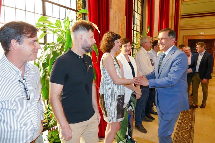 Serrano conoce a los 14 emprendedores de los espacios municipales