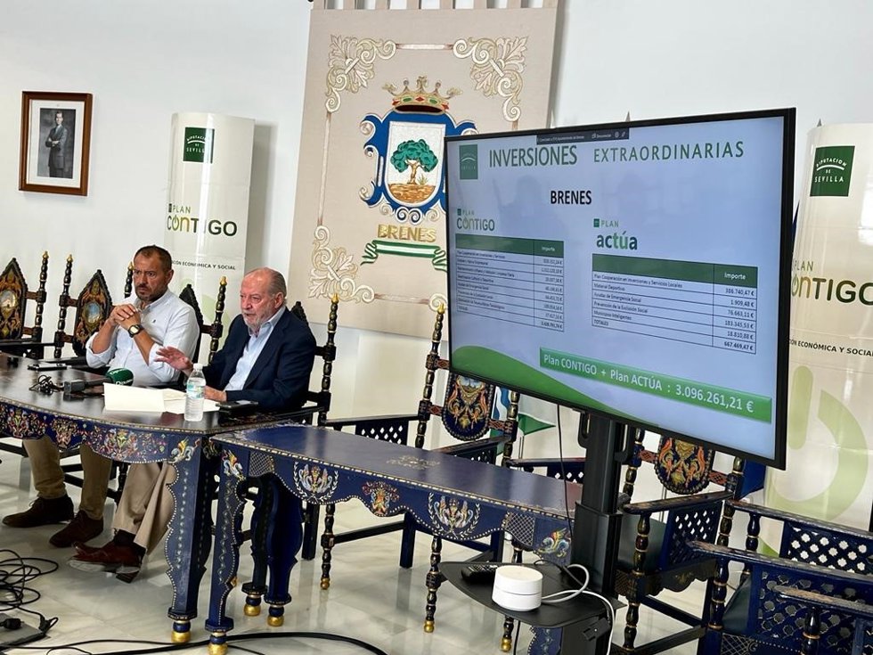 Reunión del presidente de la Diputación, Fernando Rodríguez Villalobos, con el Ayuntamiento de Brenes.