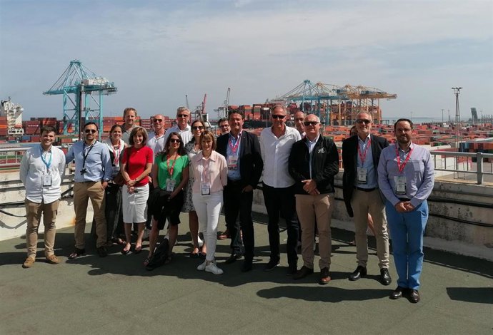Representantes de una veintena de empresas francesas visitan el Puerto de Barcelona