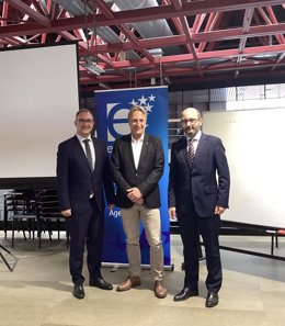 El director del INFO, Joaquín Gómez, en una visita al Centro A6K Engineering, en Charleroi (Bélgica)