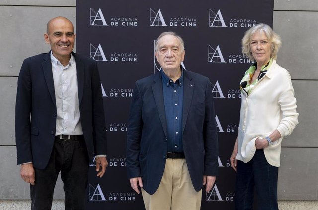 (I-D) El productor, Rafael Portela; el director y crítico de cine, Fernando Méndez-Leite, y la actriz, Susi Sánchez; posan antes de explicar su programa y su visión de gestión de la Academia, en la Academia de Cine, a 12 de mayo de 2022, en Madrid (España