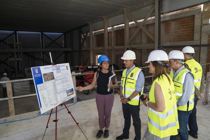 Javier Aureliano García visita las obras del espacio escénico de Benahadux (Almería)