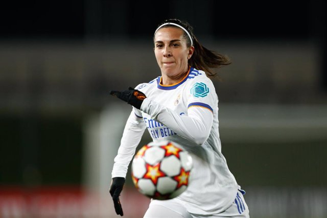 Archivo - La jugadora del Real Madrid Marta Cardona ante el Kharikiv en el Alfredo di Stefano de la Champions femenina 2021-2022.